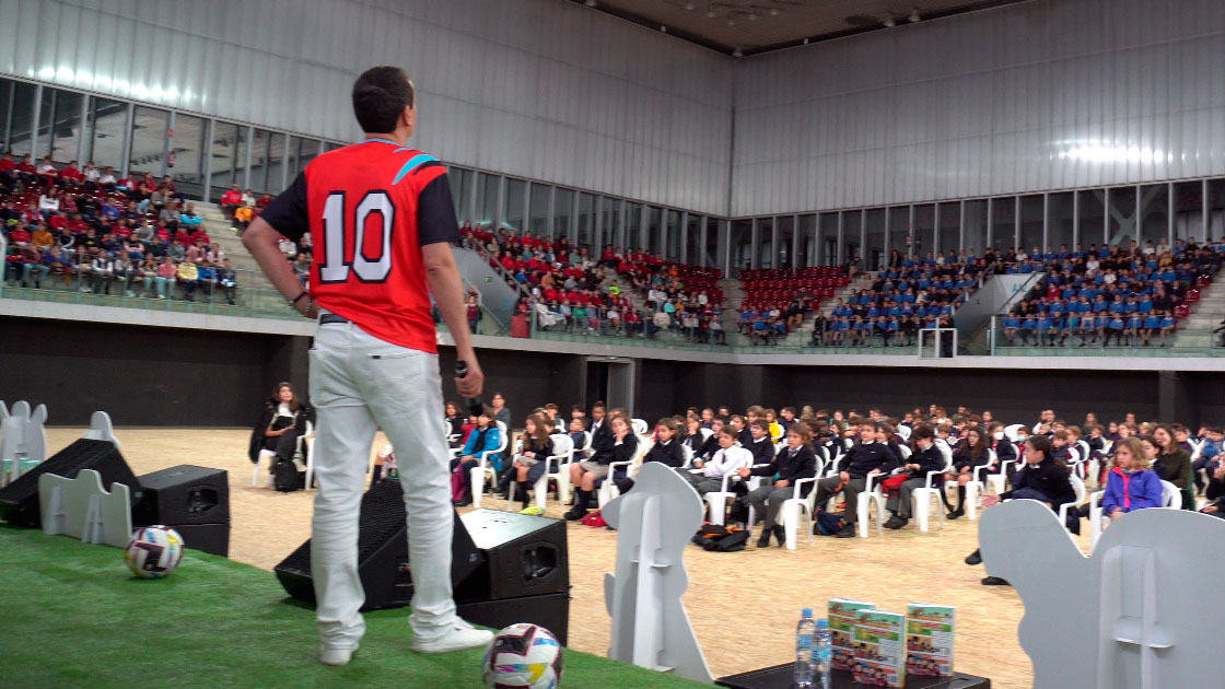 Encuentro de colegios con el autor Roberto Santiago